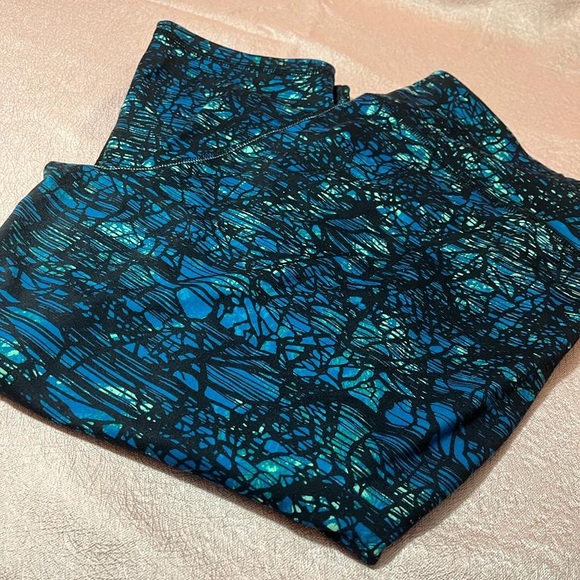 Capri exercise leggings. - Picture 3 of 5